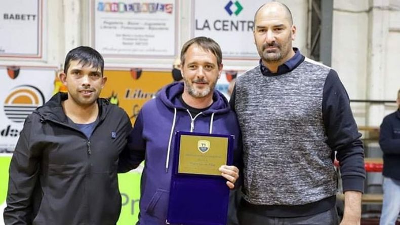 El presidente de Hebraica, Jonathan Lemcovich llevó una plaqueta al Municipio de Pilar..