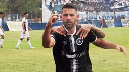 GOLEADOR. Tossi festeja de manera particular el gol del triunfo. (FOTO NAYLA ÁLVAREZ).