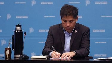 LAPICERA. Kicillof tiene a mano el decreto para fijar la fecha de elecciones.
