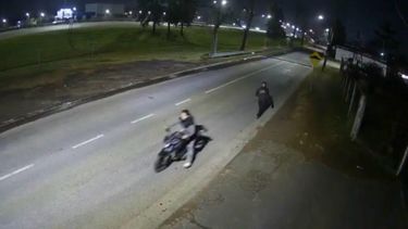 FRUSTRADO. Momento en que los menores intentan escapar con la moto.