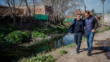 CARAVANA. Santilli pasó por el barrio Pinazo y dialogó con vecinos. &nbsp;