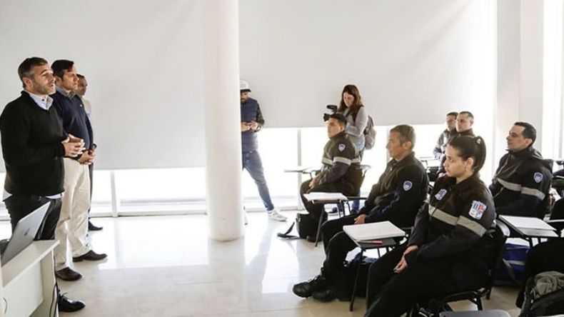 CURSO. Achával dialogó con los agentes y destacó la formación..