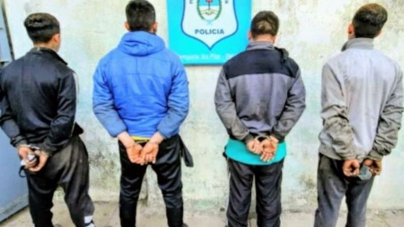 Los detenidos se desplazaban a bordo de una camioneta sin documentación. .