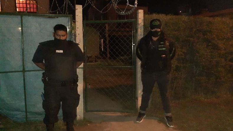 BARRIO EL TRIÁNGULO. Frente del domicilio allanado por la policía..