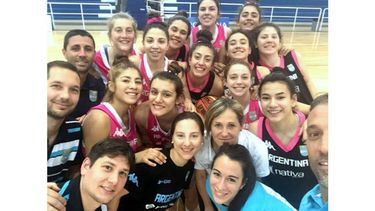 SELFIE DE SELECCIÓN. Luciana Riccotti (atrás, arriba), con el plantel de Argentina Sub 15..