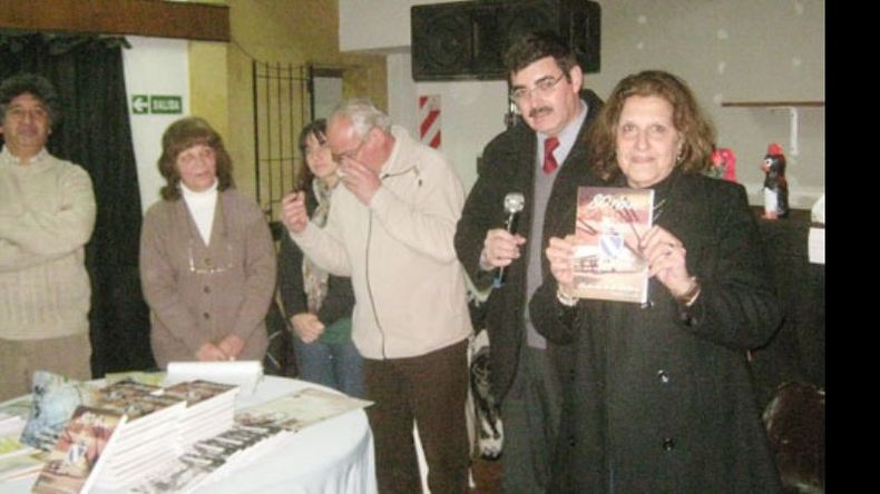 El presidente Carlotto y los escritores, durante la entrega de los ejemplares del Unión..