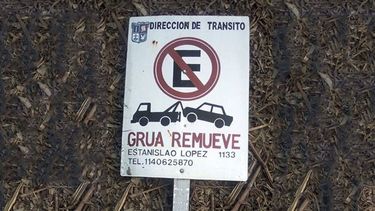 Encontré dos señales vandalizadas, llamé al número del cartel pero es de una nena de 11 años. Todo muy raro. ¿Cómo un número oficial terminó siendo el número de un particular? Jorge..