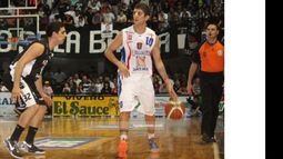 (ligateunafoto.com). Jonatan Treise manejó los hilos de Quimsa en una nueva victoria clásica..