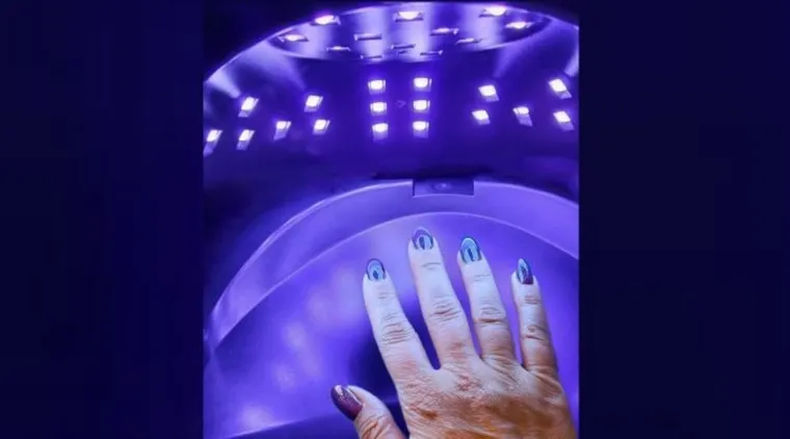 Advierten sobre las lámparas de secado de esmalte de uñas. (CONICET)..webp