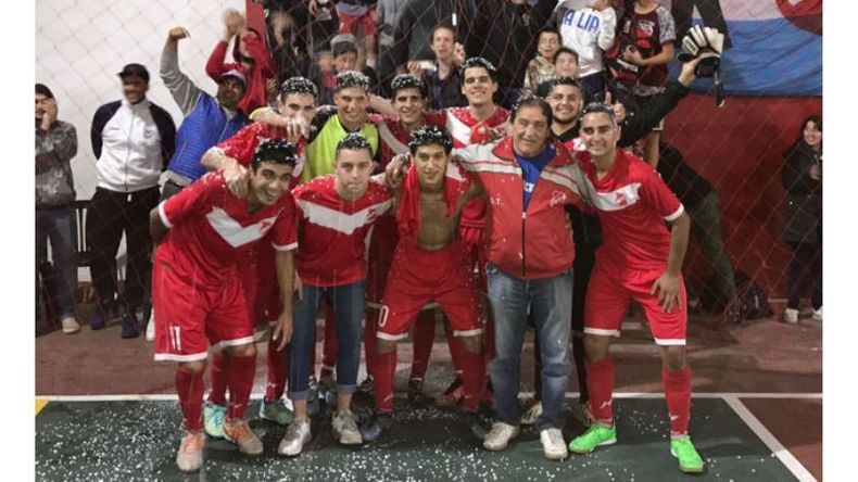 CAMPEÓN. La Tercera del Rojo celebró el título junto a sus fieles seguidores..