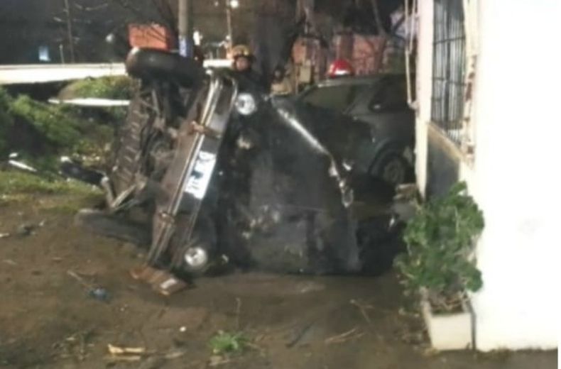 El Renault 4 terminó contra el frente de un kiosco. Su conductor murió en el acto.&nbsp;