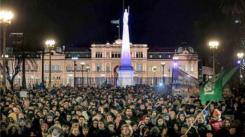 PROTESTANDO BAJO LA LLUVIA. Hubo miles de personas..