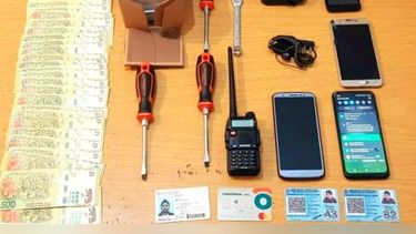Los elementos secuestrados en el auto utilizado por los delincuentes detenidos.&nbsp;