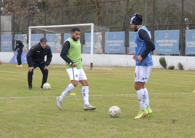 PELOTA. Nahuel Ríos y Eloy Rodríguez a puro toque.