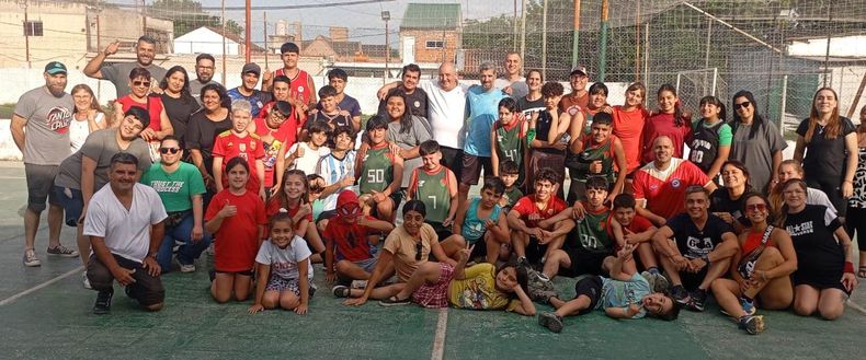 REGRESO. Serafín Martínez en el centro y toda la familia del Club Unión de Derqui.