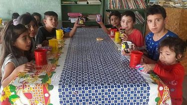 150 chicos reciben su merienda todos los días..