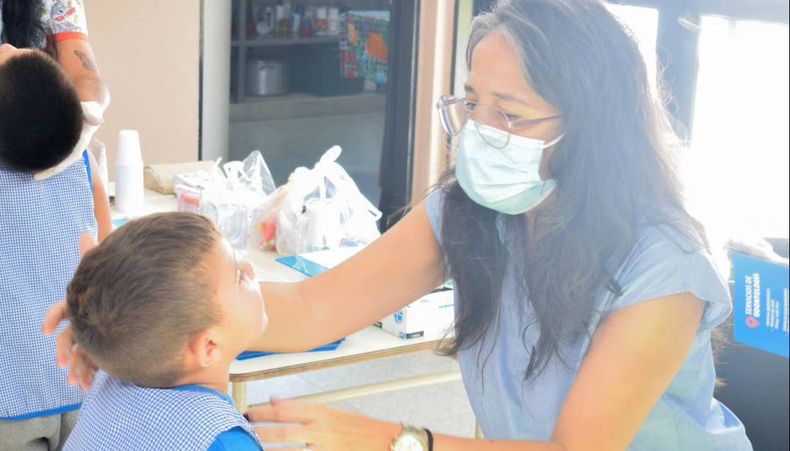 Seguimos acercando a los Jardines de Infantes el programa #PilarSinCaries. Estuvimos en el Jardín N°943 de Lagomarsino donde los niños y niñas de 5 años recibieron su chequeo dental. También las familias participaron en una charla informativa para prevenir enfermedades. Brindar información sobre la prevención y el cuidado de los dientes es fundamental para mantener sonrisas saludables y radiantes. Educación Pilar.
