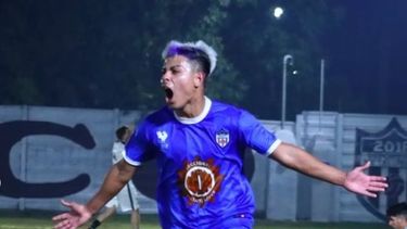 FESTEJO. El “Oso” Hernández grita el 1-0 parcial en la noche de Alberti.