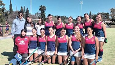 PLANTEL. Las chicas de la Sub 16 de Deportiva Francesa se juegan en San Pedro el pasaje a Mar del Plata.