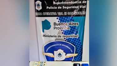 El dinero y los celulares secuestrados en poder de los inspectores de tránsito detenidos.&nbsp;