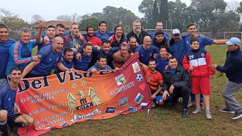 EQUIPO. Los muchachos de Deportivo Del Viso festejaron la consagración..