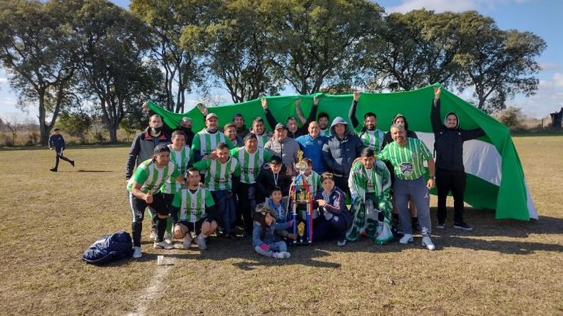EMBANDERADO. El equipo +35 de Abrojal con el trofeo de campeón..