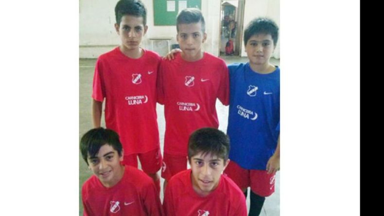 ENDIABLADOS. Tres de los jugadores de la 2002 del Rojo que golearon 9-3..