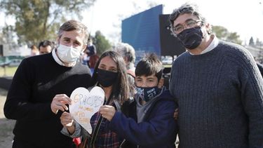 CORAZÓN. Achával entregó escrituras a familia del barrio San Alejo..