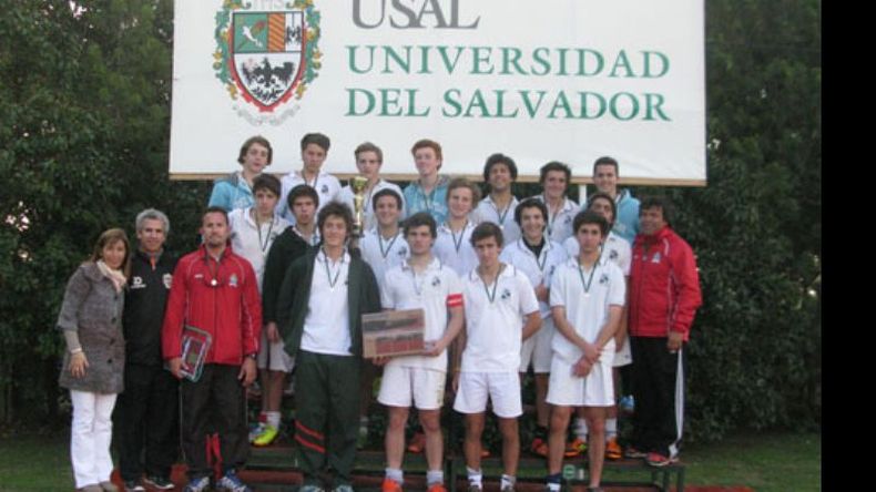 Del Viso Day recibió el trofeo y las medallas por el segundo puesto..