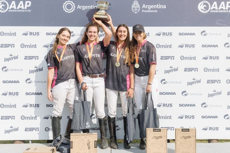 CAMPEONAS. El cuarteto femenino de Ellerstina La Lupita con la copa y medallas.