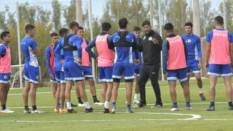 Sergio Gómez da indicaciones a los jugadores. Foto: diario Los Andes de Mendoza..