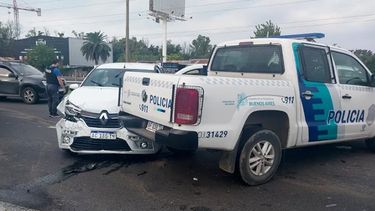 El Sandero terminó chocando contra un móvil policial.