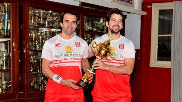 CAMPEONES. Bilbao y Andreasen con el trofeo del Torneo Apertura. (FOTO: FREDY CABALLERO)..