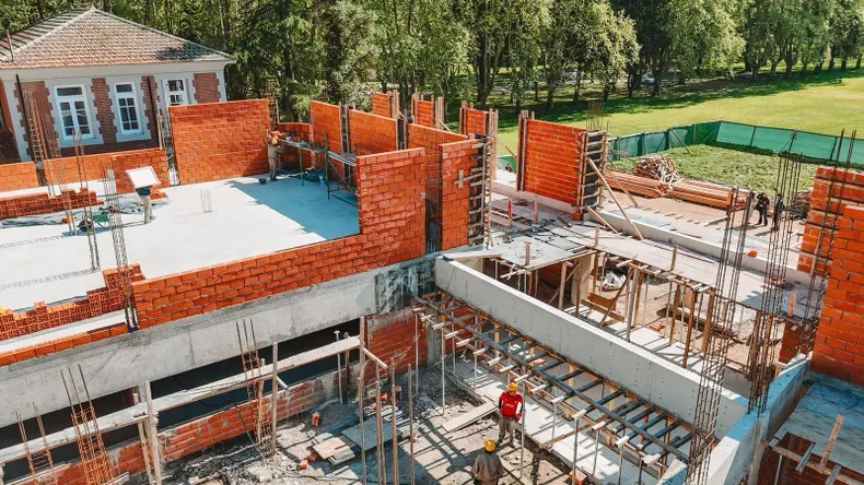 EN EL PELLEGRINI. Avanza la construcci&oacute;n del nuevo edificio de la Universidad de Pilar.