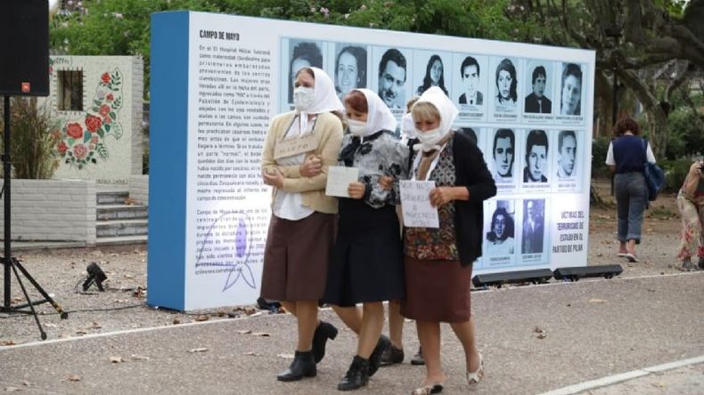 Muestra y representación de actrices locales en la plaza 12 de Octubre..