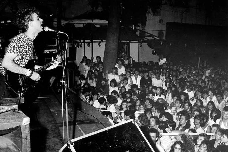 Soda Stereo tocando en La Casona de Lanuacutes durante ese mismo 1985 en el que llegoacute a Del Viso