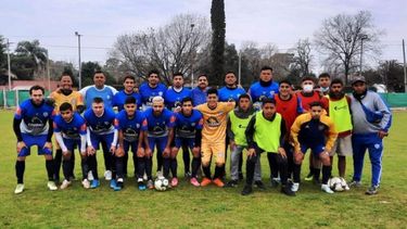 PUNTERO. El plantel de San Alejo que ganó el clásico en Manzanares..