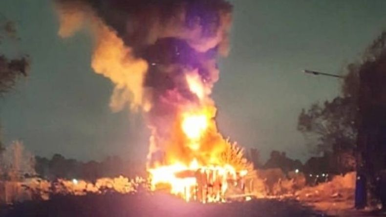 El fuego destruyó por completo el galpón de productos químicos. Foto @juancaimpacto.