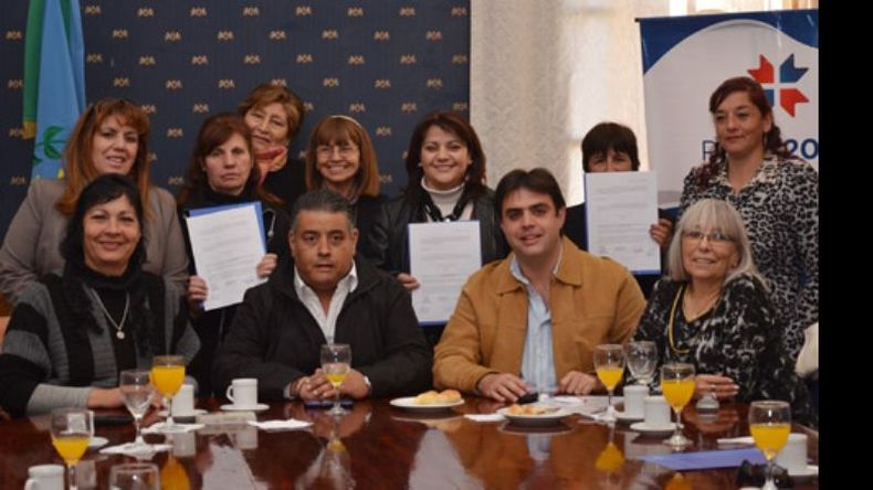Consejeros escolares, autoridades educativas y sindicales en el anuncio..