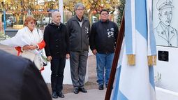 HOMENAJE. La viuda de Meisner junto a Ducoté y veteranos de Malvinas, durante el acto de ayer. .