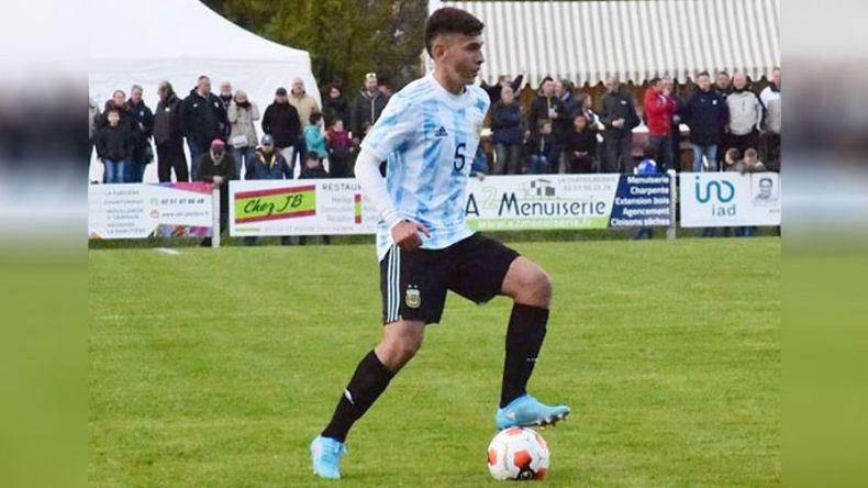 PELOTA DOMINADA. Camilo Rey manejó la mitad de la cancha y llevó la cinta de capitán. .