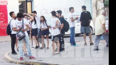 IDA Y VUELTA. Los alumnos suelen esperar bastante al colectivo..