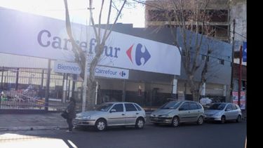 Mal momento. El hombre estuvo casi una hora en el local hasta que llegó la policía..