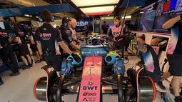 MEJORAR. Los mecánicos de Alpine trabajan en el box de Colapinto para acondicionar el auto de cara a la última final. MEJORAR. Los mecánicos de Alpine trabajan en el box de Colapinto para acondicionar el auto de cara a la última final.