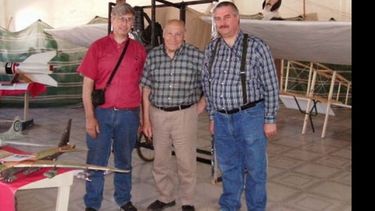 Los hermanos Orellano en su laboratorio de cohetes, junto al pintor Rosendo Cutrera..