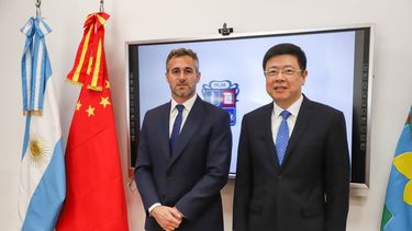 BILATERAL. Achával recibió a Zou Xiaoli en el salón de reuniones del edificio municipal.
