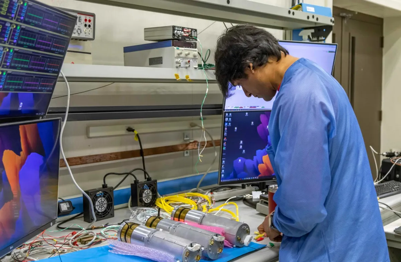 Barjatya inspecciona las subcargas, que serán expulsadas del cohete en pleno vuelo. (NASA).