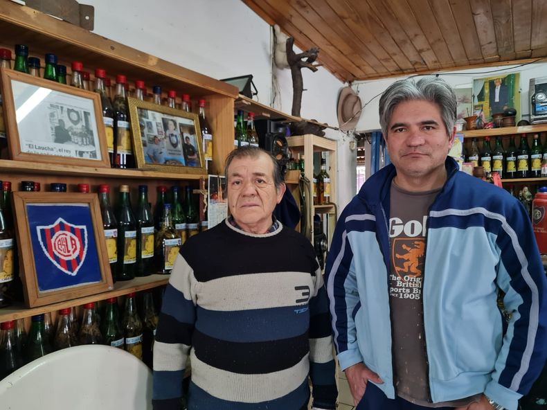 PADRE E HIJO. Tito y Cándido Lucas, al frente del Bar El Laucha.