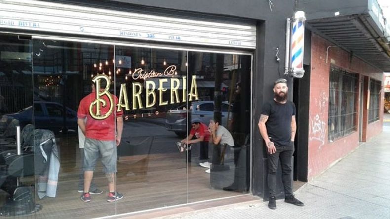 CINCO ESQUINAS. Cristian, al frente de su barbería..