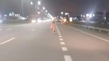 impactante: una nena anduvo en bicicleta por panamericana